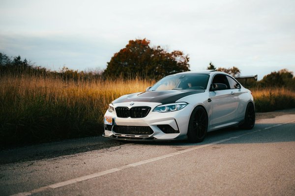 ¿Cuál es la mejor manera de calentarse antes de una competición de natación?