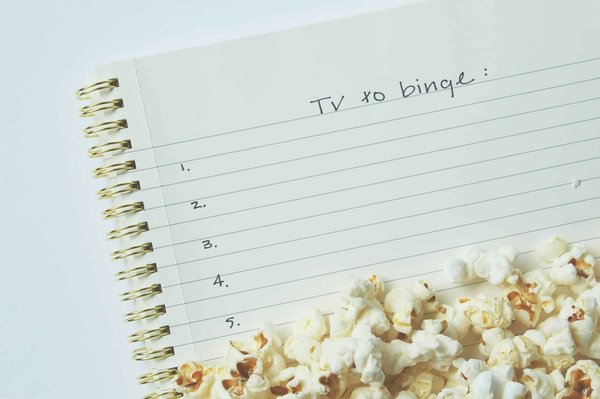 ¿Cómo organizar un maratón de series de televisión para un fin de semana de relax en casa?